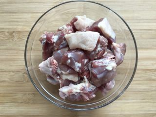 3、酱香啤酒鸭,鸭腿洗净后剁成小块