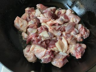 4、酱香啤酒鸭,锅中倒入适量油，烧至5成热，下入鸭块进行煸炒