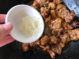 7、酱香啤酒鸭,放入盐、生抽、老抽和冰糖翻炒片刻