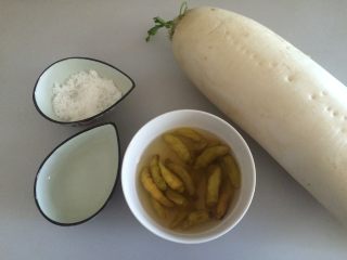 1、泡椒白萝卜,准备所需食材