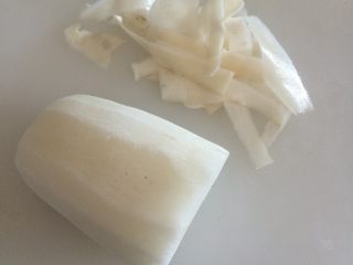 3、泡椒白萝卜,削去萝卜皮
