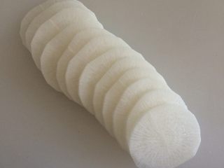 4、泡椒白萝卜,切片