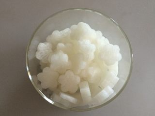 6、泡椒白萝卜,把萝卜花放入盛器内