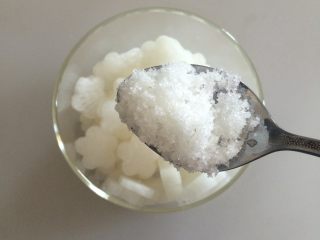 7、泡椒白萝卜,放入白糖