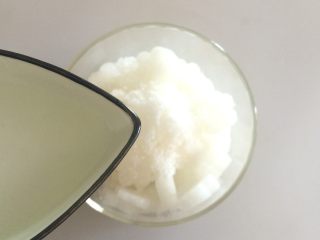 8、泡椒白萝卜,倒入白醋