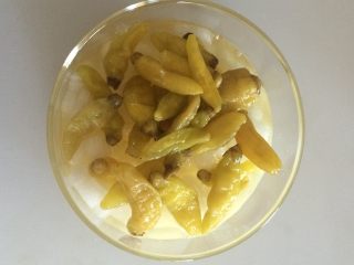 9、泡椒白萝卜,把泡椒连同泡椒汁一起倒入