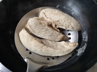 2、鸡茸玉米粥,煮熟后的鸡胸肉沥水捞出。