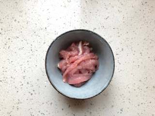 1、锅包肉,猪里脊切成大片