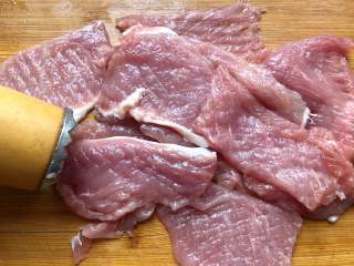 2、锅包肉,用松肉锤子锤几下