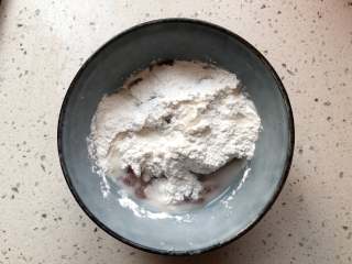 3、锅包肉,放入土豆淀粉和鸡蛋清，清水