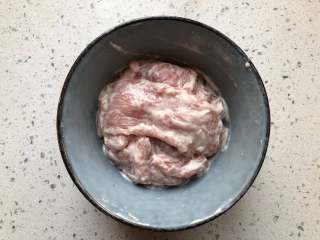 4、锅包肉,抓匀后腌制10分钟