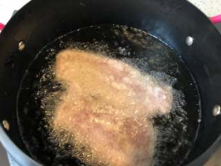 5、锅包肉,油锅6成热时放入肉片炸至定型