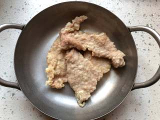 6、锅包肉,炸好后放在一旁备用，将油锅继续加热到8成热