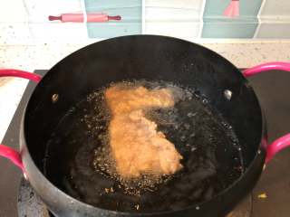 7、锅包肉,放入肉片复炸两秒