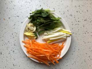 9、锅包肉,胡萝卜和大葱，生姜切丝，香菜切大段，蒜切片