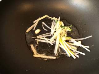 11、锅包肉,热锅热油爆香葱姜蒜