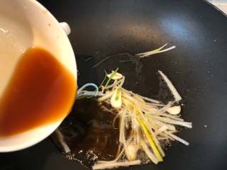 12、锅包肉,倒入碗汁烧开