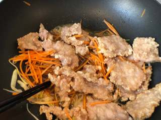 13、锅包肉,放入肉片和胡萝卜炒匀