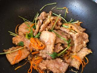 14、锅包肉,加入香菜，关火，拌匀即可