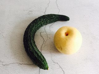 1、黄瓜雪梨汁,准备好食材