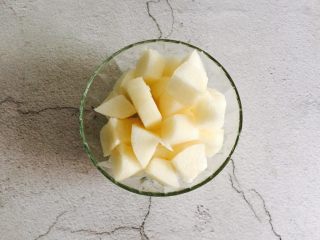 5、黄瓜雪梨汁,雪梨切块