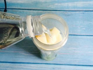 8、黄瓜雪梨汁,倒入50ml矿泉水