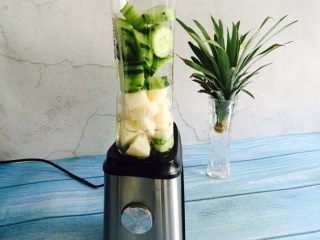 10、黄瓜雪梨汁,倒扣在果汁机上拧紧