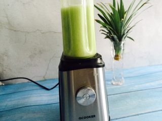 12、黄瓜雪梨汁,30秒就完成