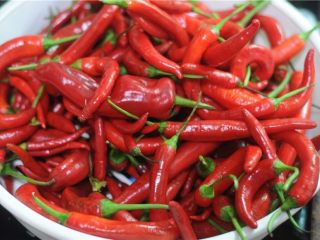 1、自制剁辣椒,红辣椒挑选出品质不好的,清洗干净
