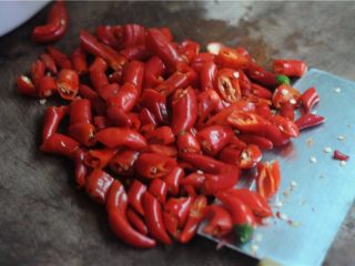 4、自制剁辣椒,切成小段