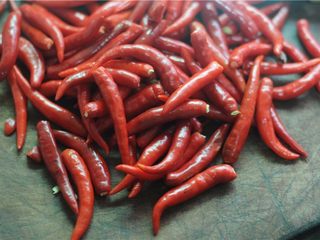 8、自制剁辣椒,红尖椒也同样处理好