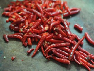 9、自制剁辣椒,切段,绞碎