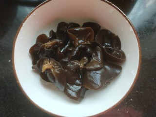 1、芹菜炒木耳,木耳泡发洗净