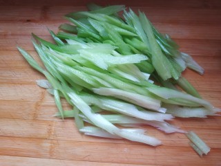 3、芹菜炒木耳,芹菜去掉叶子洗净切成斜片