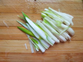 4、芹菜炒木耳,葱切丝