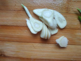 5、芹菜炒木耳,蒜切片