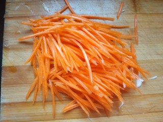 6、芹菜炒木耳,胡萝卜切丝