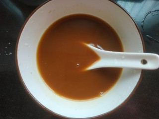 7、芹菜炒木耳,小碗中放入一勺料酒，两勺生抽，三勺醋，四勺糖，适量淀粉，适量清水，调成鱼香汁