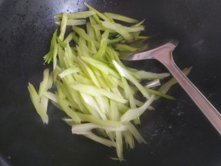 8、芹菜炒木耳,锅中放入适量植物油，放入芹菜翻炒