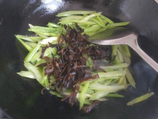 9、芹菜炒木耳,放入木耳翻炒