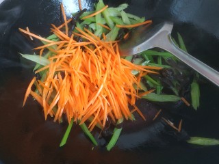 10、芹菜炒木耳,放入胡萝卜丝翻炒