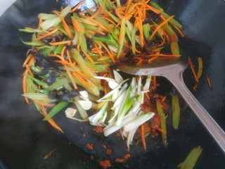 13、芹菜炒木耳,放入葱蒜翻炒