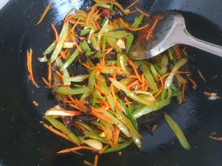 14、芹菜炒木耳,放入小碗中的鱼香汁