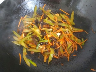 15、芹菜炒木耳,大火翻炒均匀关火出锅