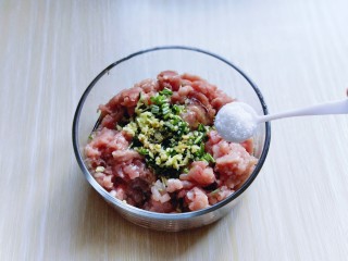 6、#感恩节食谱#有机南瓜肉糜盅,再加入盐。