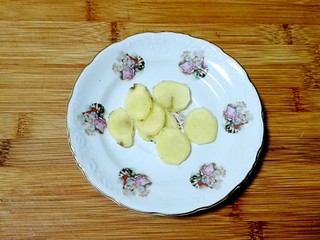 6、披红戴绿的蒜香红辣椒蒸黄鱼,切薄片盛盘