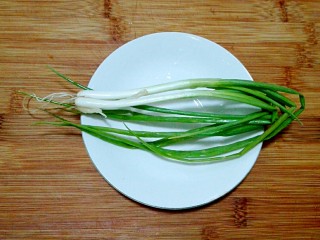 7、披红戴绿的蒜香红辣椒蒸黄鱼,香葱两根