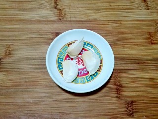 10、披红戴绿的蒜香红辣椒蒸黄鱼,蒜头三粒