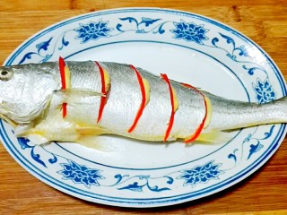 15、披红戴绿的蒜香红辣椒蒸黄鱼,每道切口上面放一根红辣椒丝