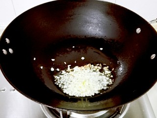 18、披红戴绿的蒜香红辣椒蒸黄鱼,放蒜粒小火煎